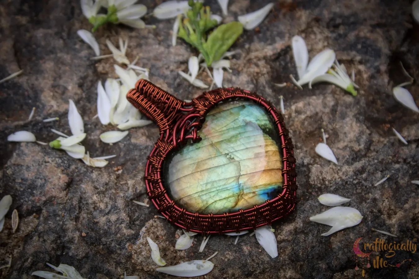 Multiflash Labradorite heart frame wrap